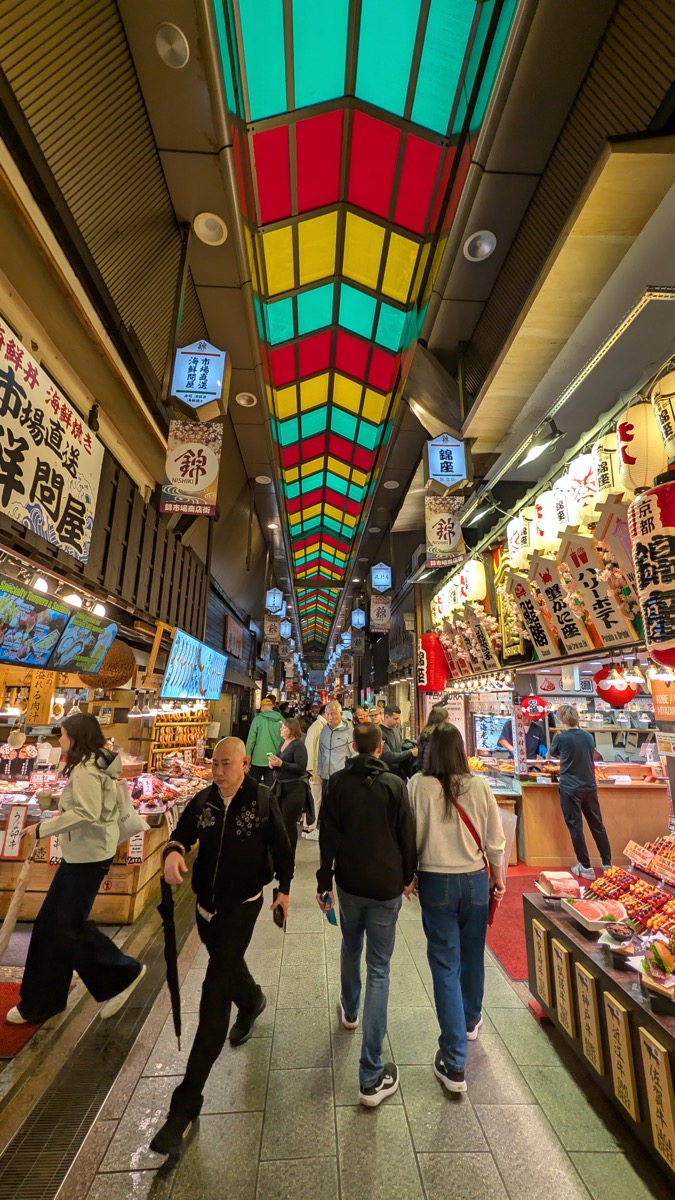 京都・錦市場のアーケード