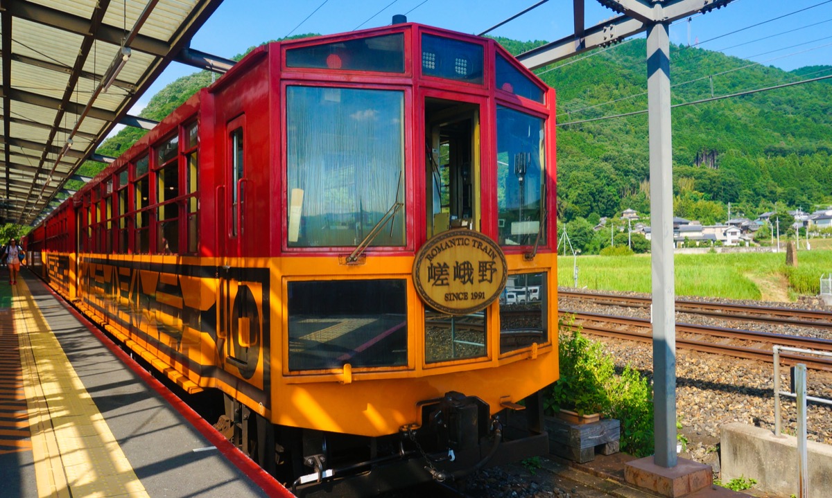 保津峡を走る嵯峨野トロッコ列車